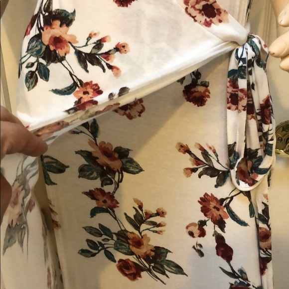 IVORY FLORAL WRAP MAXI DRESS - Picture 5 of 8